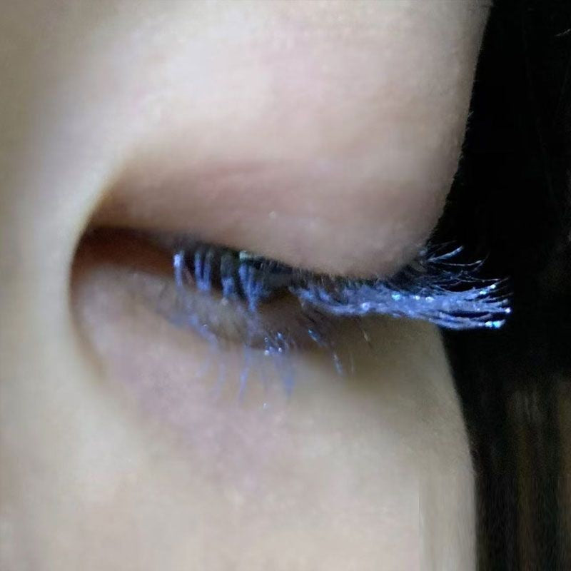 Les larmes vers le bas juste une Mascara bleue