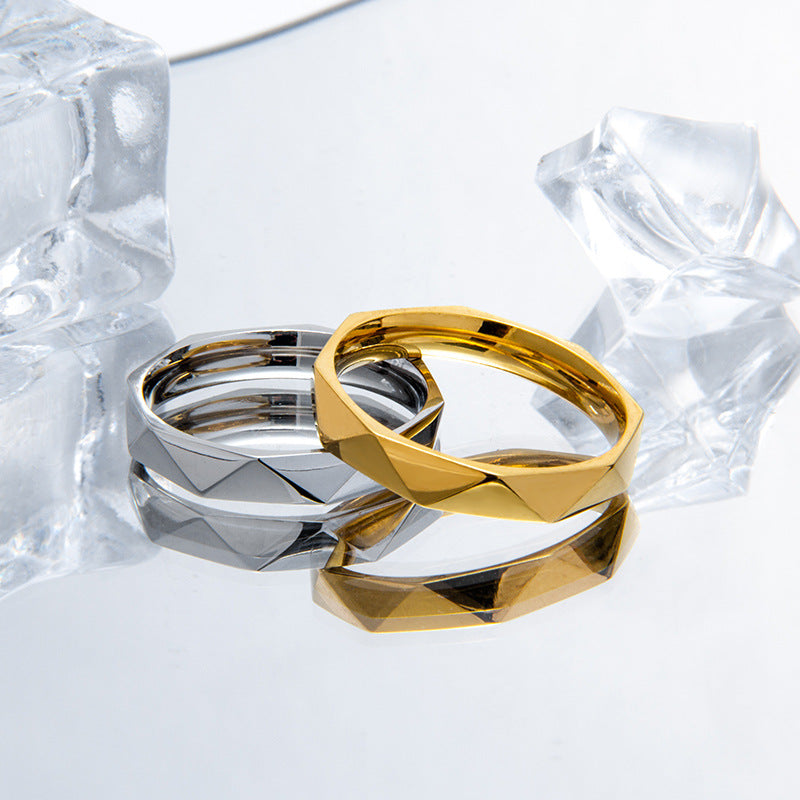 Acier au titane simple et élégant 4mm surface brossée bagues diamant-forme couple