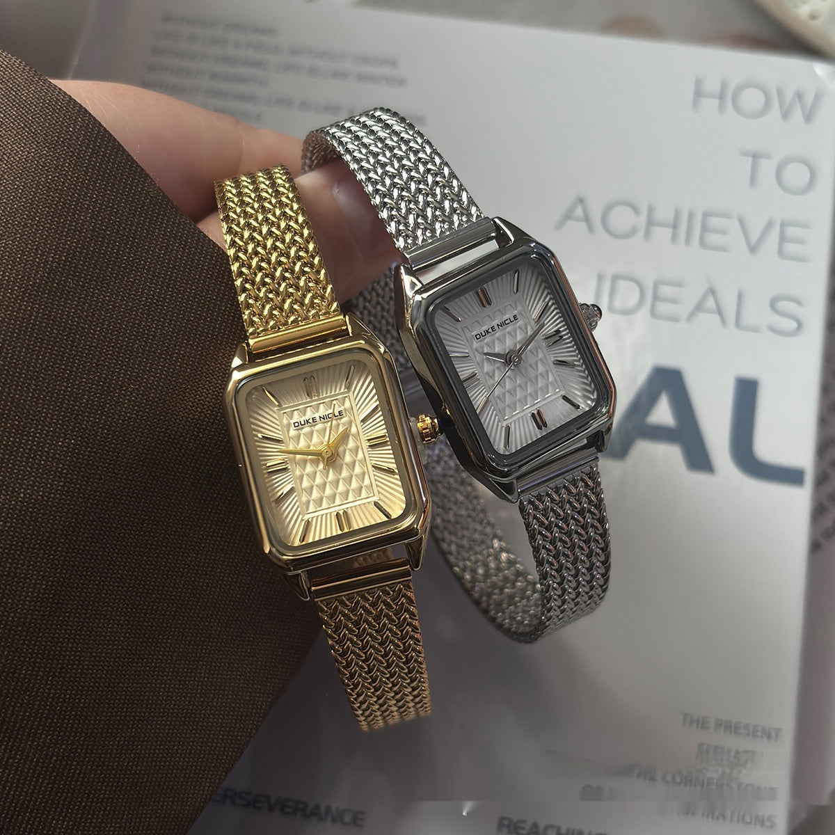 La montre haut de gamme polyvalente légère pour les femmes pour les étudiants en quête d'un D simple et compact