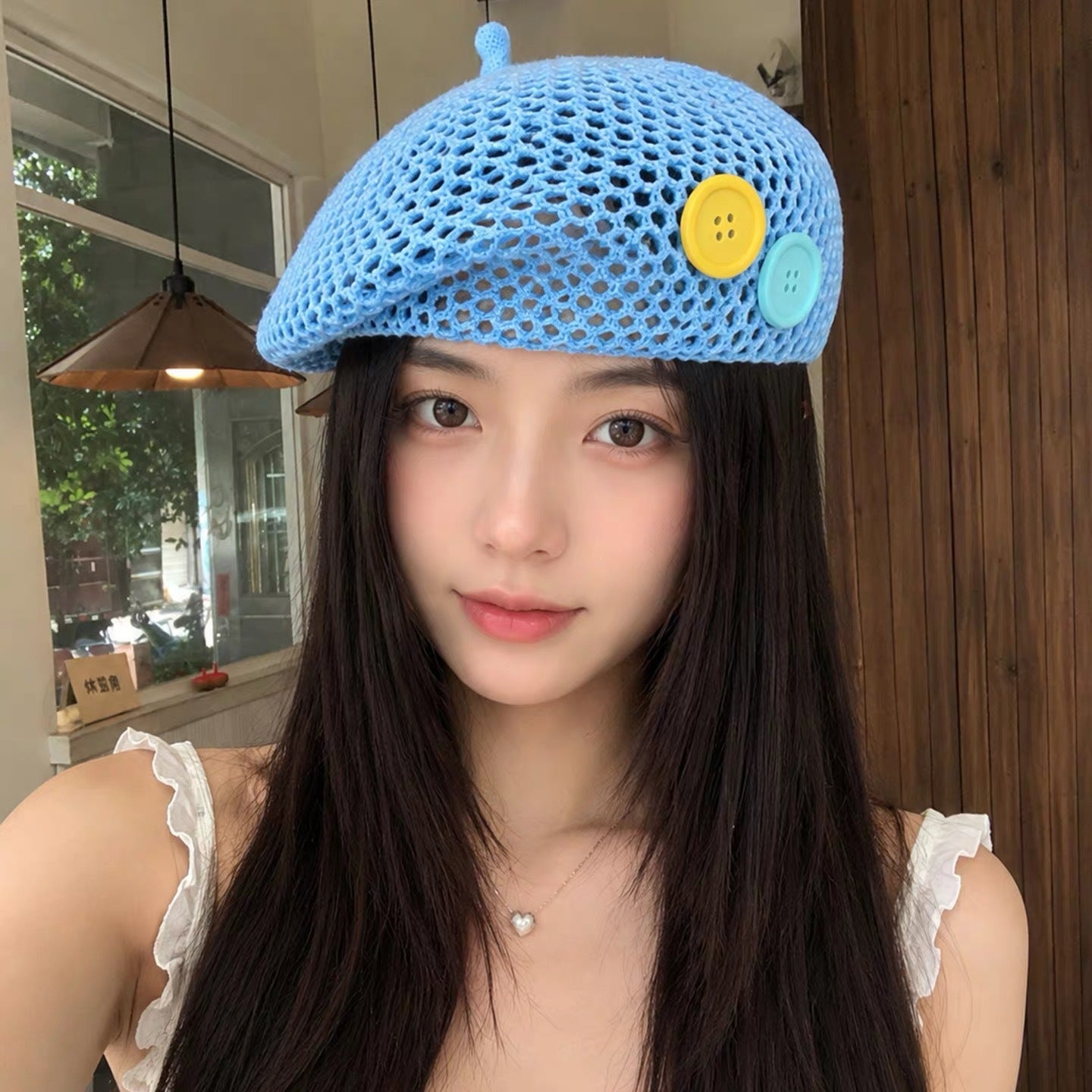 Casquette mince d'été avec petits boutons colorés