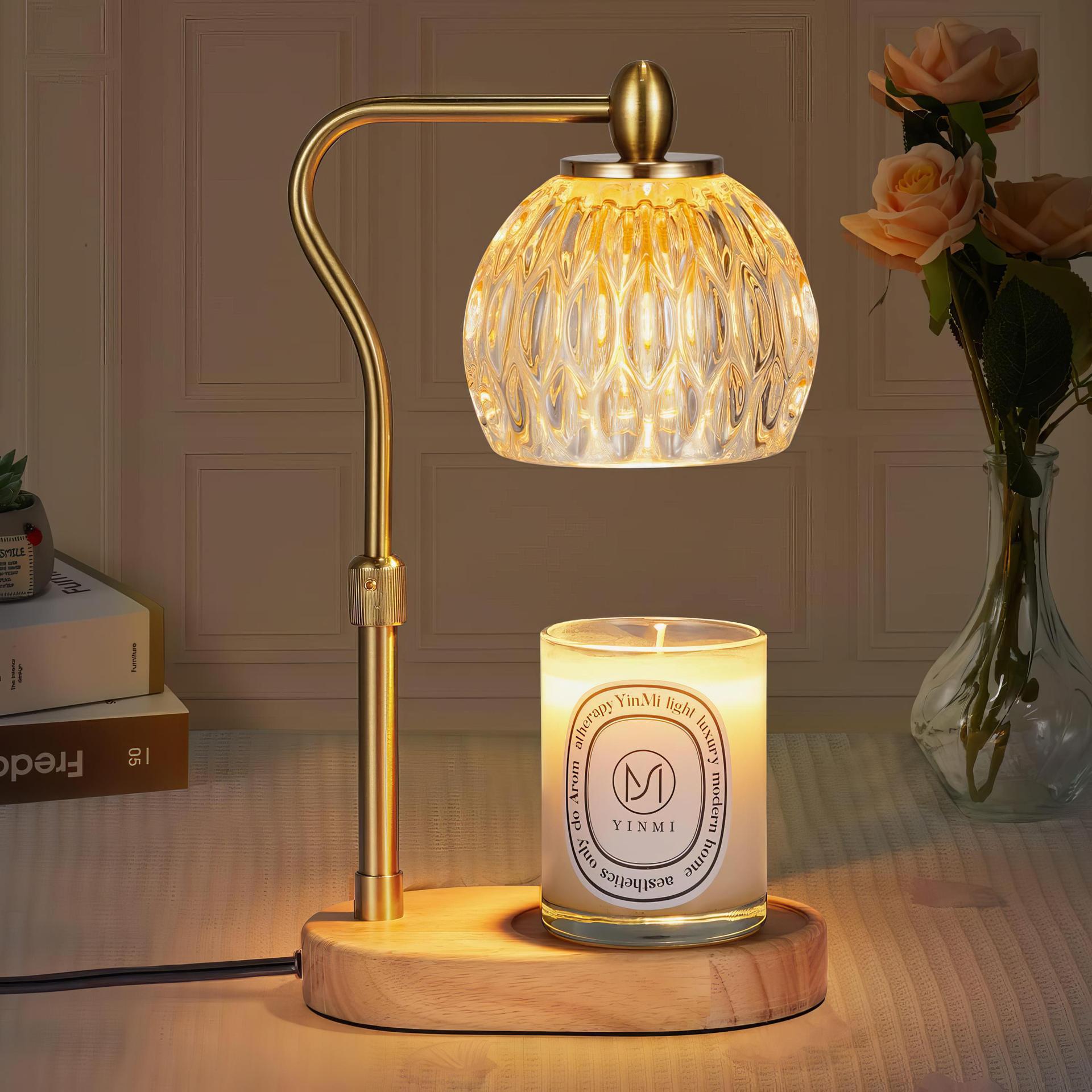 Ambiance chaude lumière de nuit côté bureau en bois