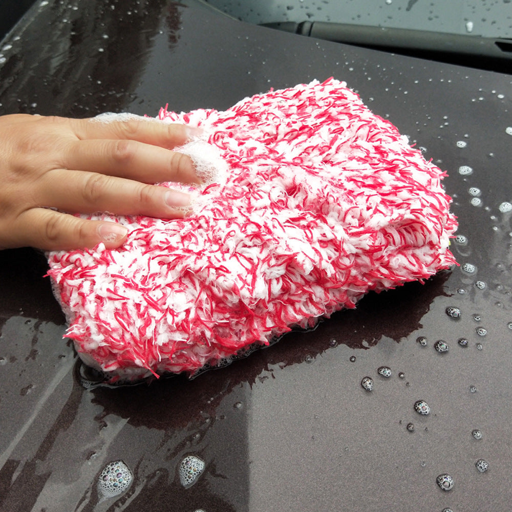 Laver l'éponge en microfibre de linge en peluche en absorbant l'eau