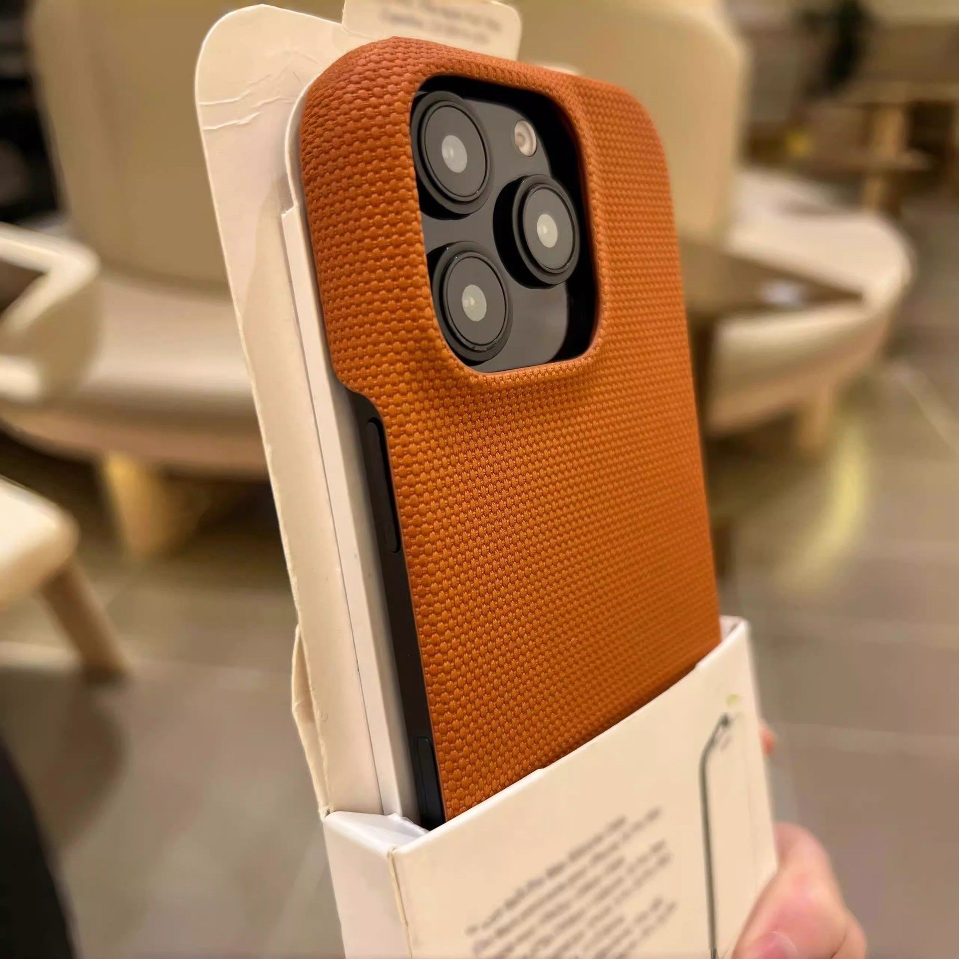 Smartphone Case en cuir végétalien avec une texture tissée et une fixation magnétique