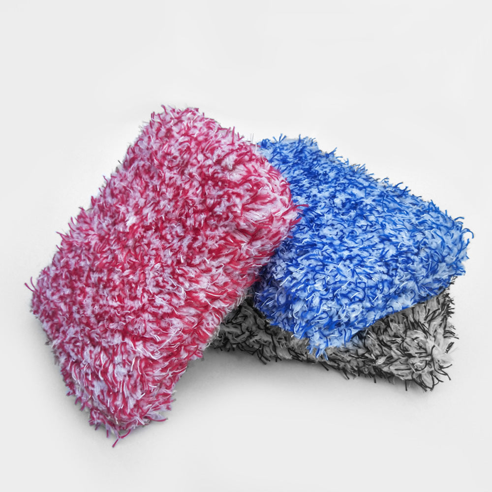 Laver l'éponge en microfibre de linge en peluche en absorbant l'eau