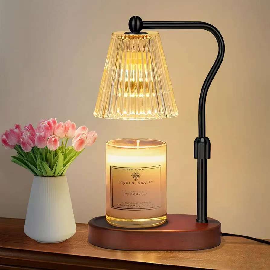 Ambiance chaude lumière de nuit côté bureau en bois