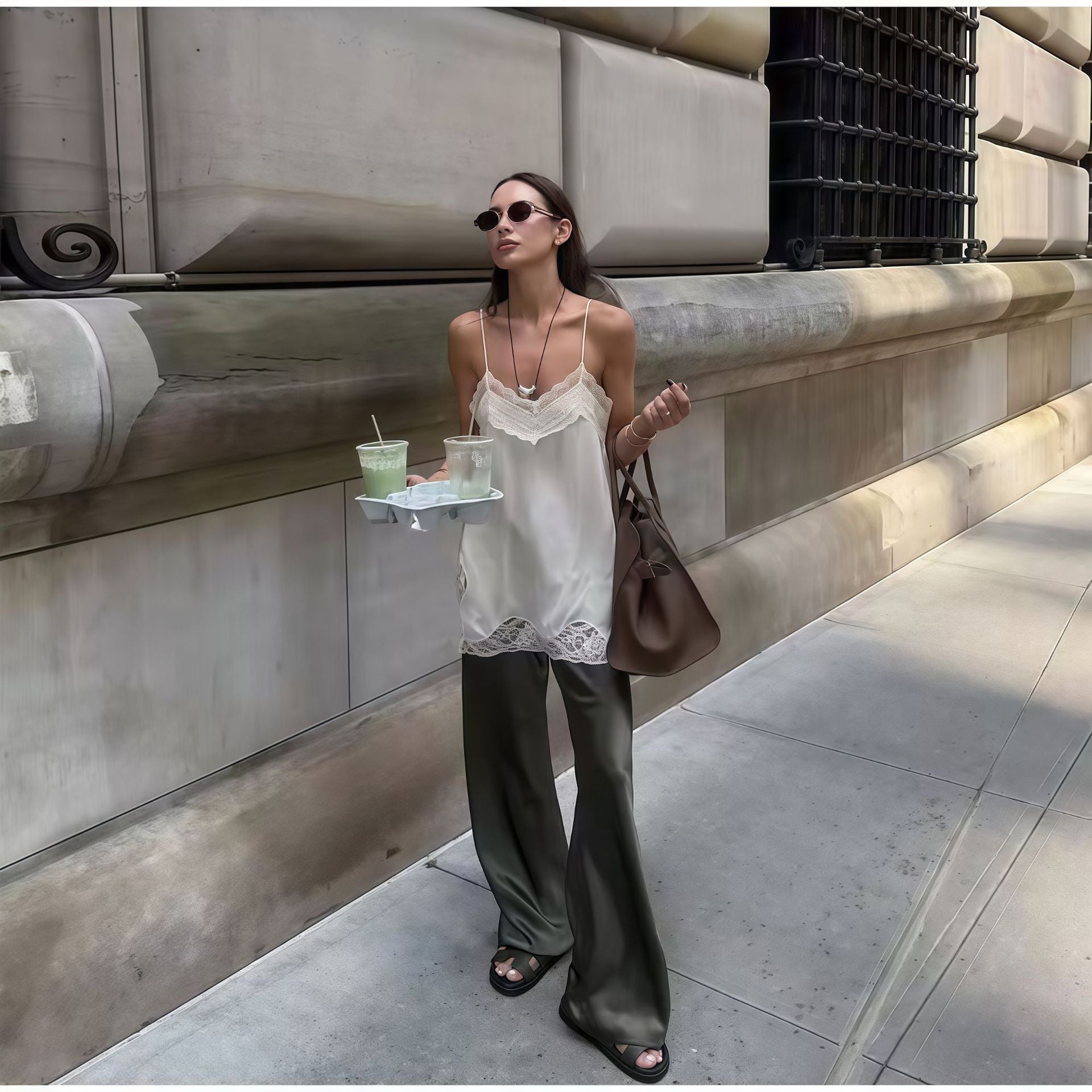 Camisole de style français avec plateau en dentelle et haut de tissu Sheer
