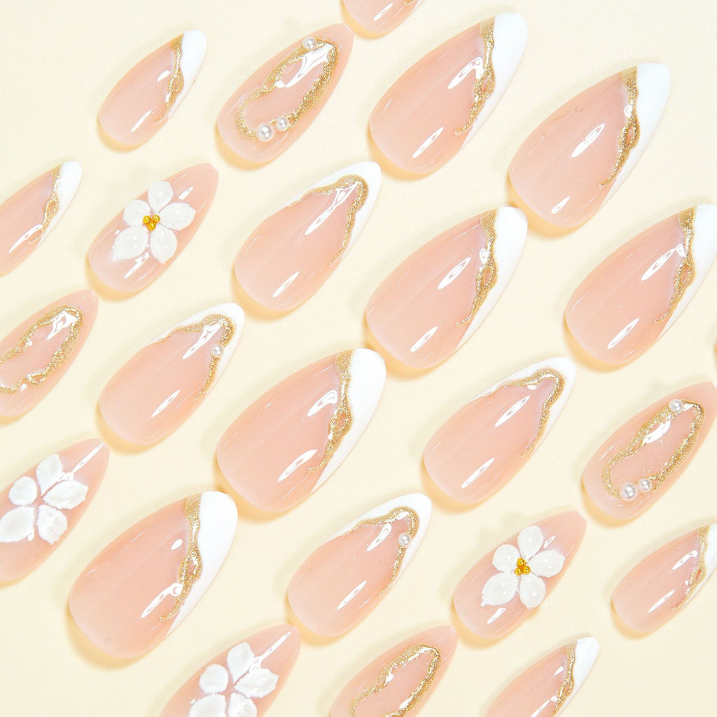 Les ongles artificiels de style français blanc avec bandes d'or et design floral
