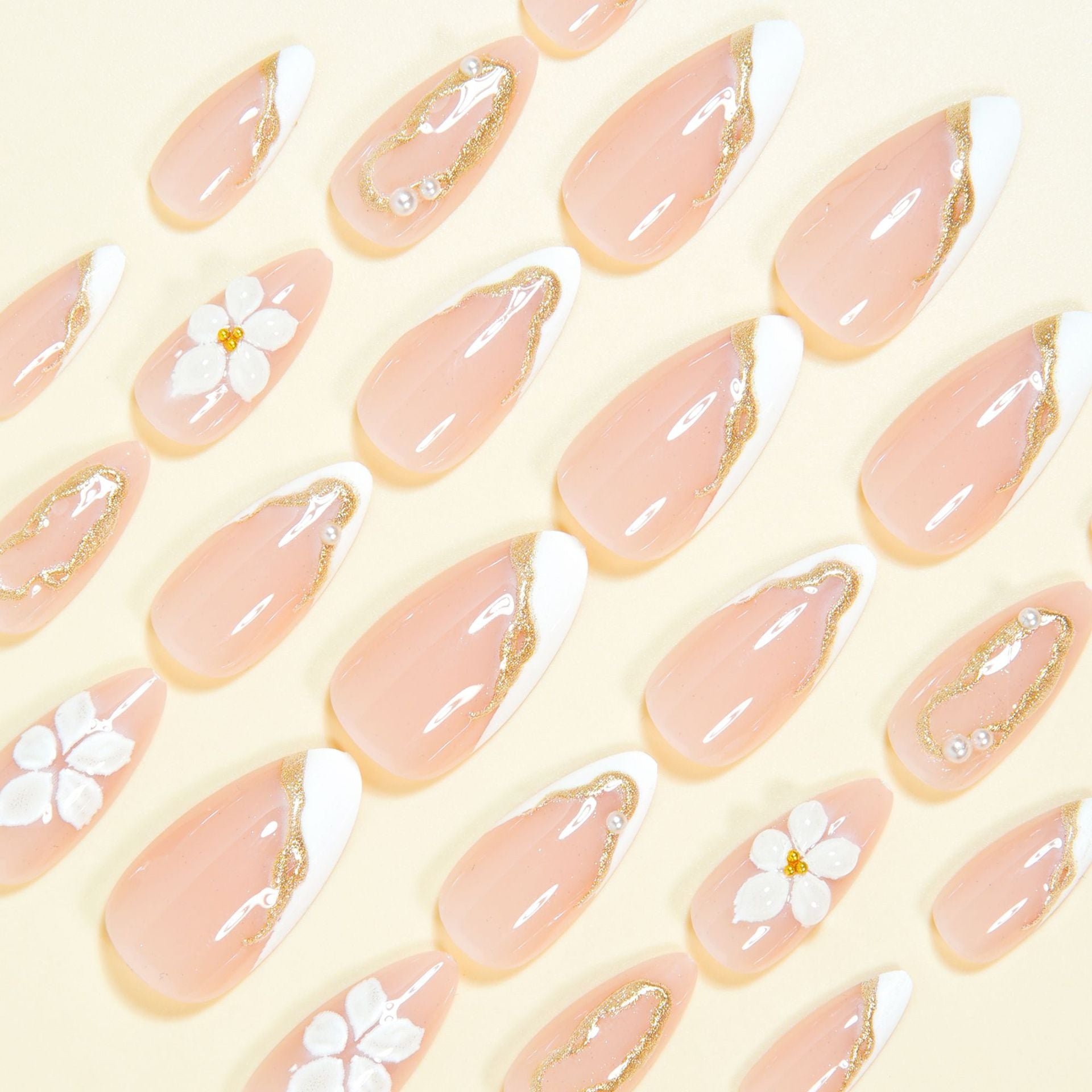 Les ongles artificiels de style français blanc avec bandes d'or et design floral
