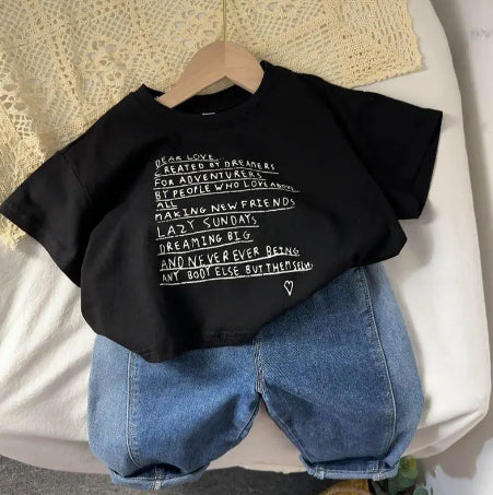 T-shirt à manches courtes pour enfants avec un cou d'équipage et un design imprimé