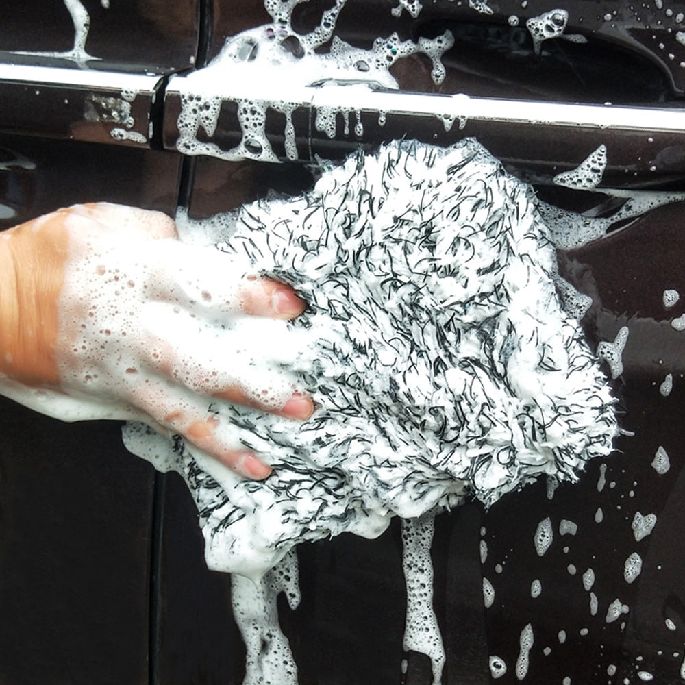 Laver l'éponge en microfibre de linge en peluche en absorbant l'eau
