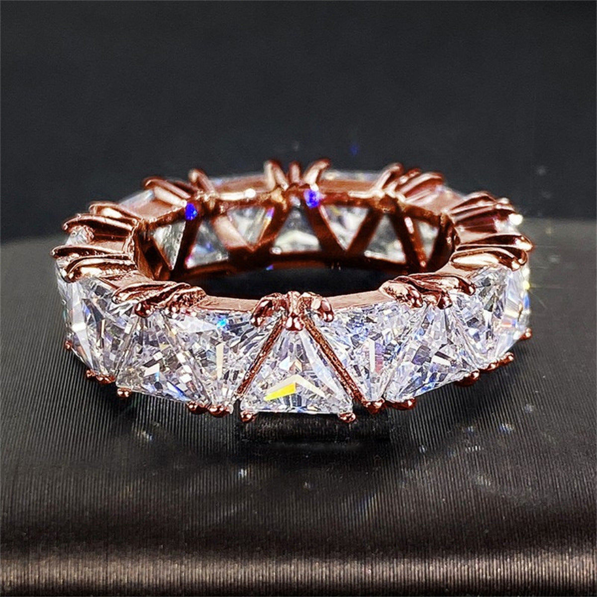 European And American Fashion Triangular Zirconia Anneau pour femmes