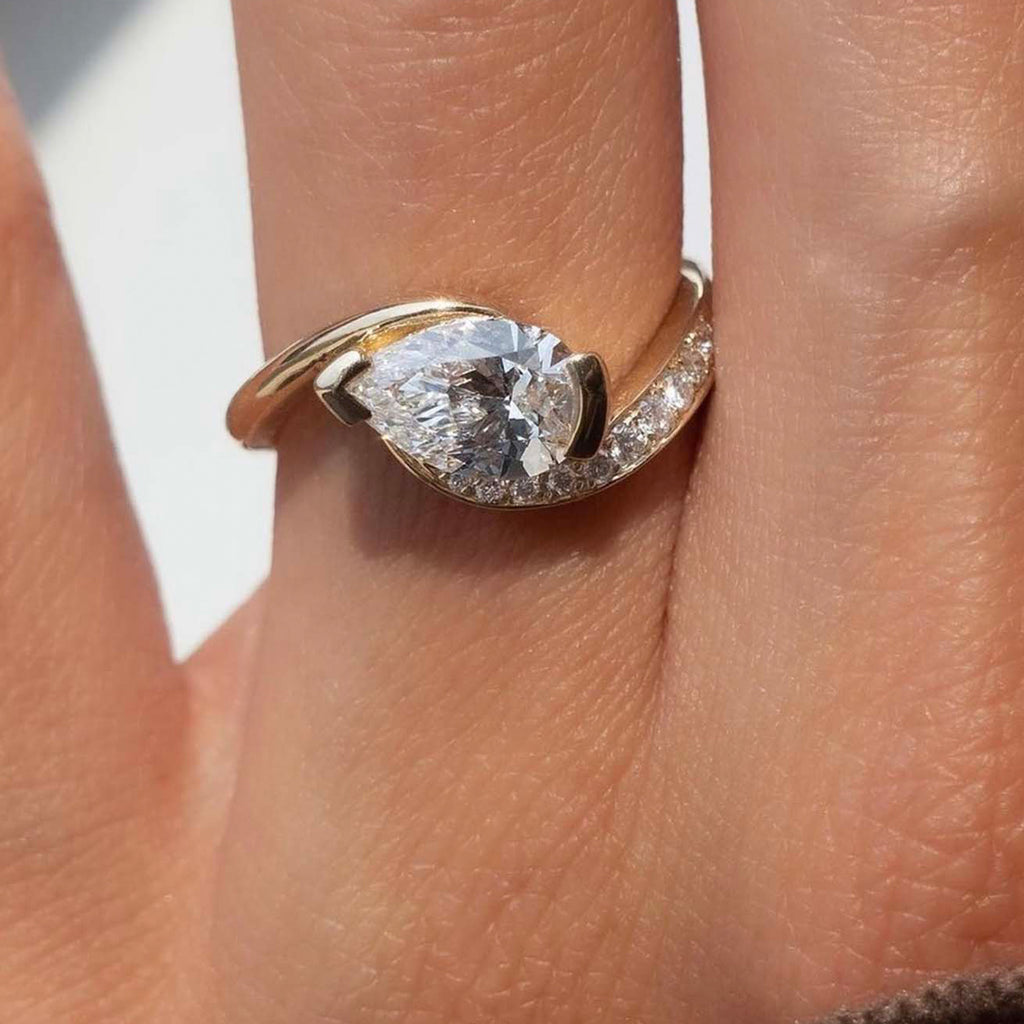 S925 Argent plaqué or 6x9mm Poire coupée Moissanite Anneau contour de vague demi lunette US Taille 6-9