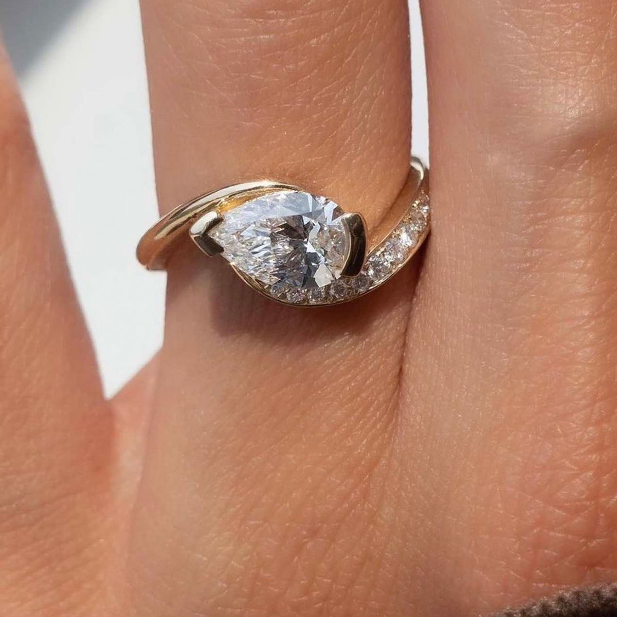 S925 Argent plaqué or 6x9mm Poire coupée Moissanite Anneau contour de vague demi lunette US Taille 6-9