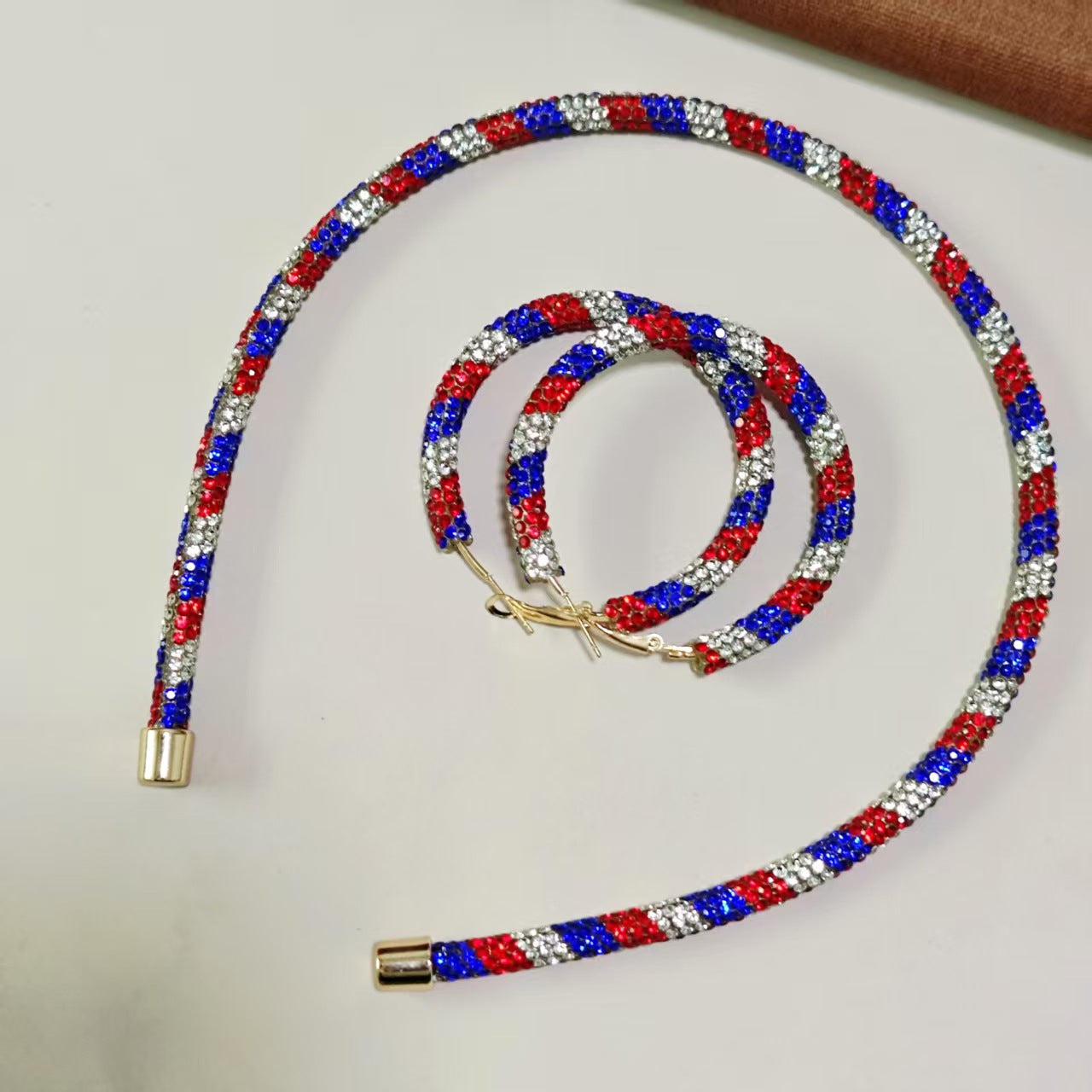Boucles d'oreilles en forme de boucles d'enroulement entièrement diamantées