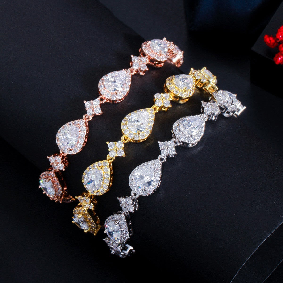 Luxury Teardrop Cubic Zirconia Bracelet Élégant en laiton Déclaration Bijoux Femmes Cock de mariage