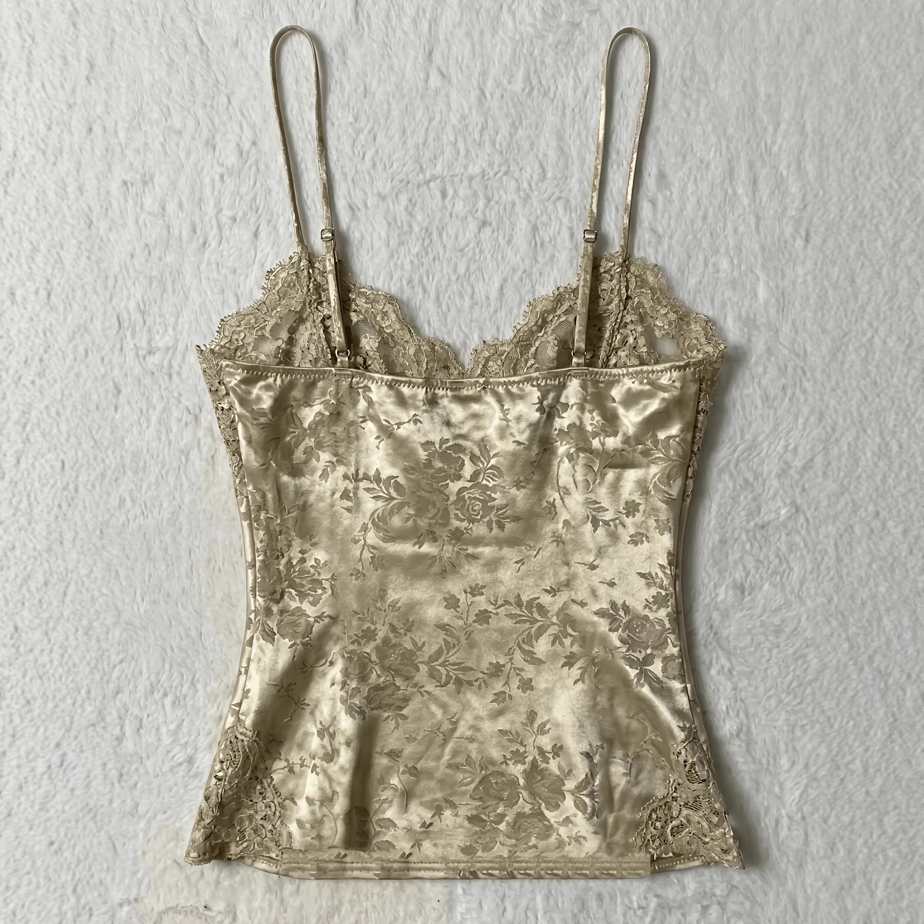 Camisole en V en dentelle douce et attrayante