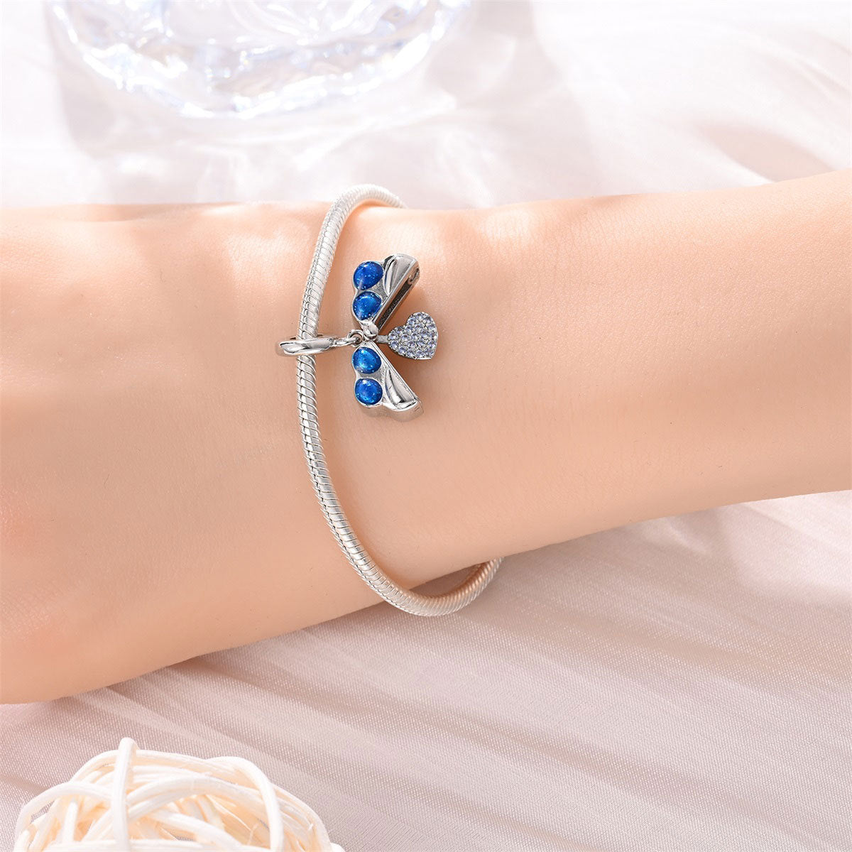 Bracelet bricolage avec un pendentif et des perles d'impression de patte mignon