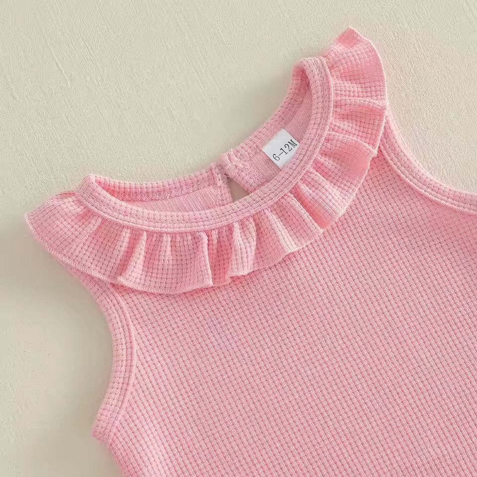 Sleeveless Ruffled col Top et un ensemble de shorts en couleur unie