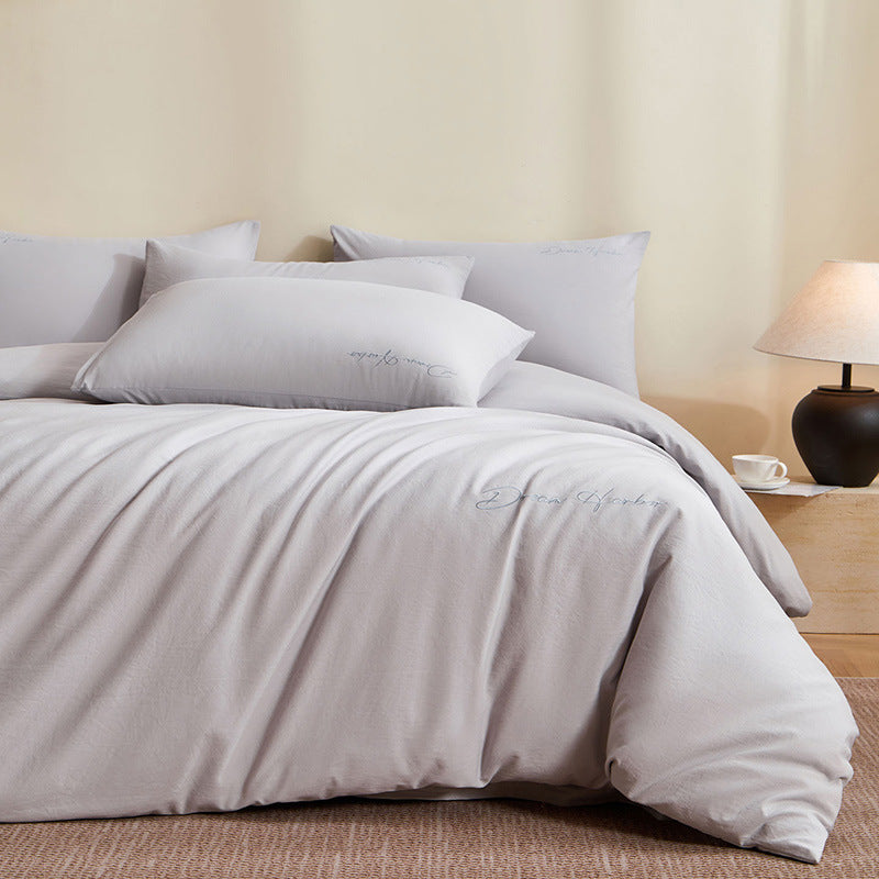 Set de quatre pièces en coton épais et agréable à la peau avec broderie minimaliste