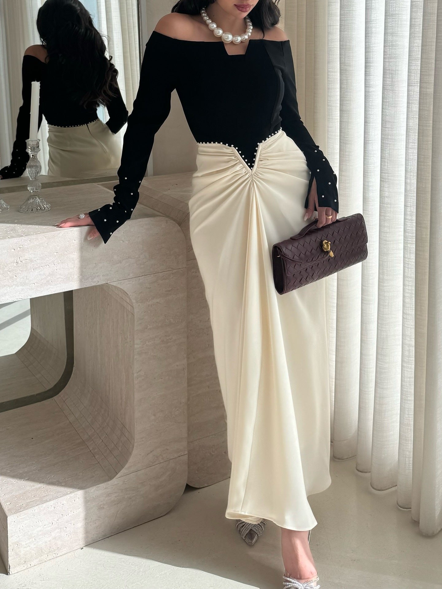 Robe de gaine élégante avec blocage de couleur et embellissements de perles