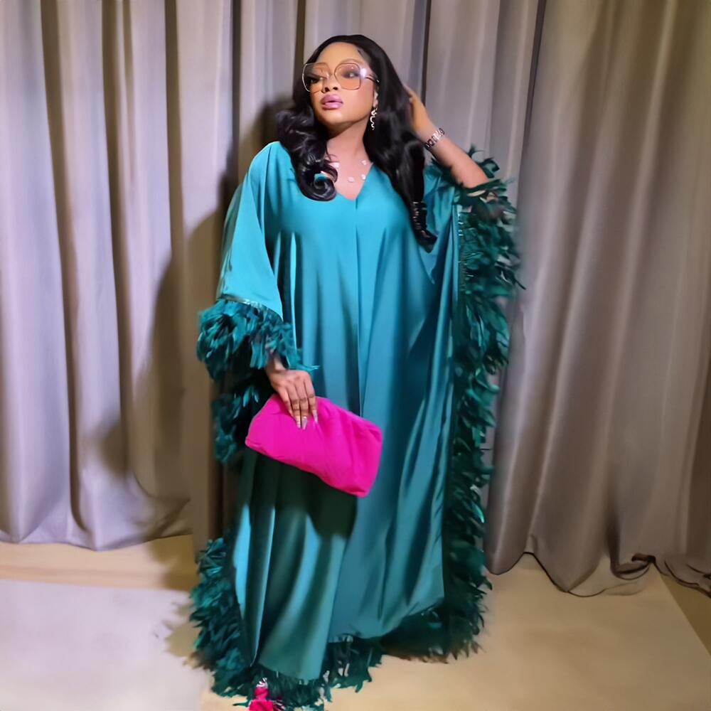Robe décontractée pour femmes africaines Robe de luxe entièrement encerclée en plumes claires Bâtir Manche haute fente