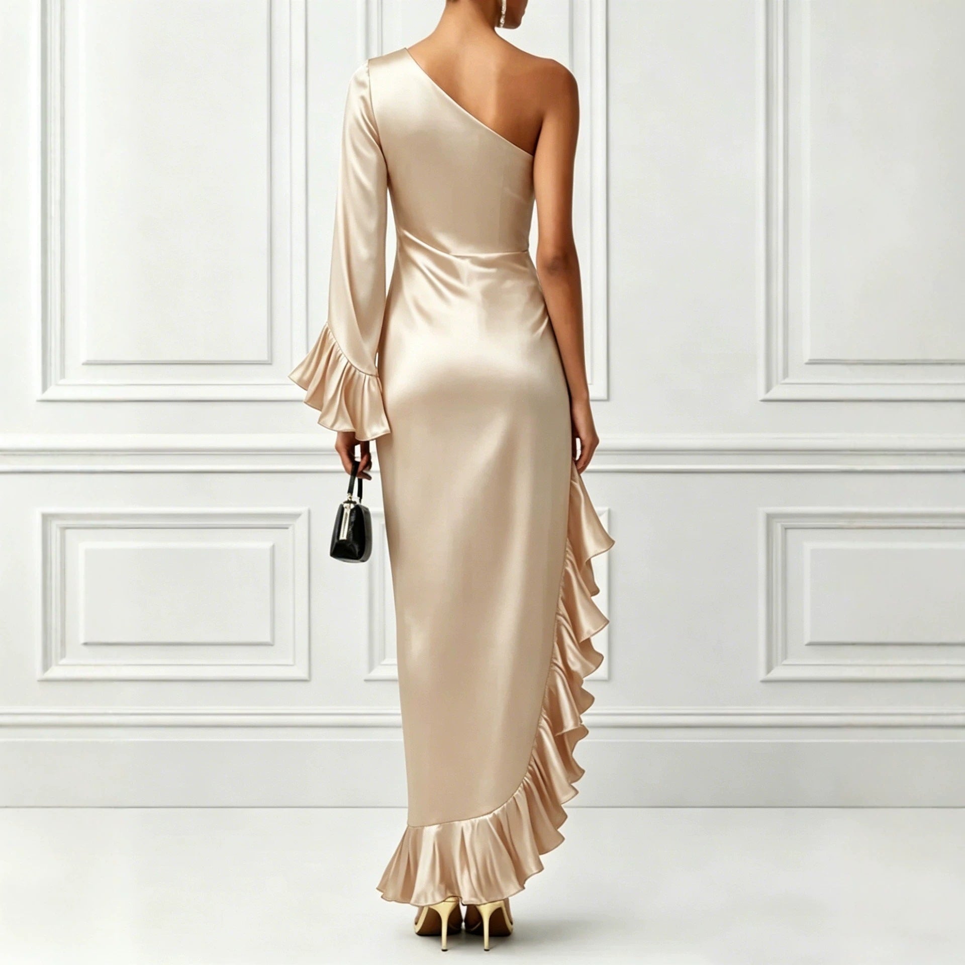 Robe asymétrique plissée satinée de couleur solide