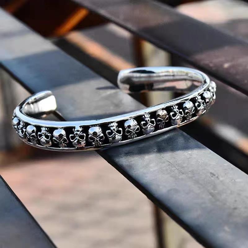 Dark gothique style Skull Punk Bracelet ouvert