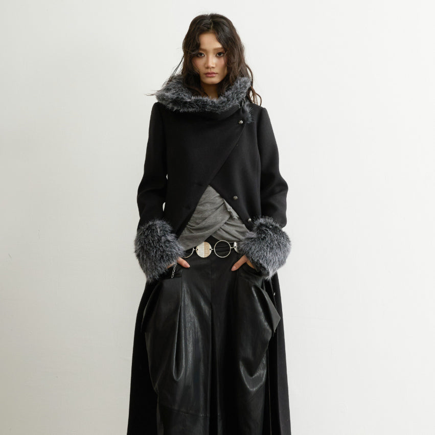 Manteau de laine avec un collier en fer forgé et long silhouette