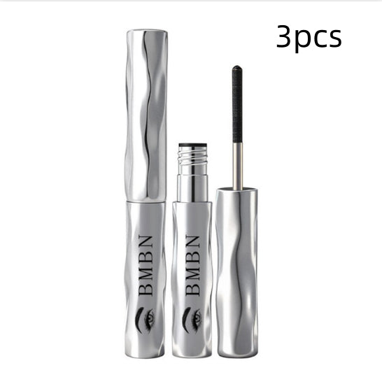 Silver Tube Mascara avec une racine de curling