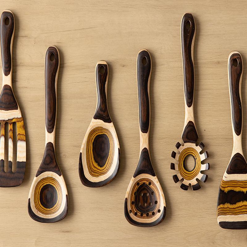 Ustensiles de cuisine en bois de couleur graduée