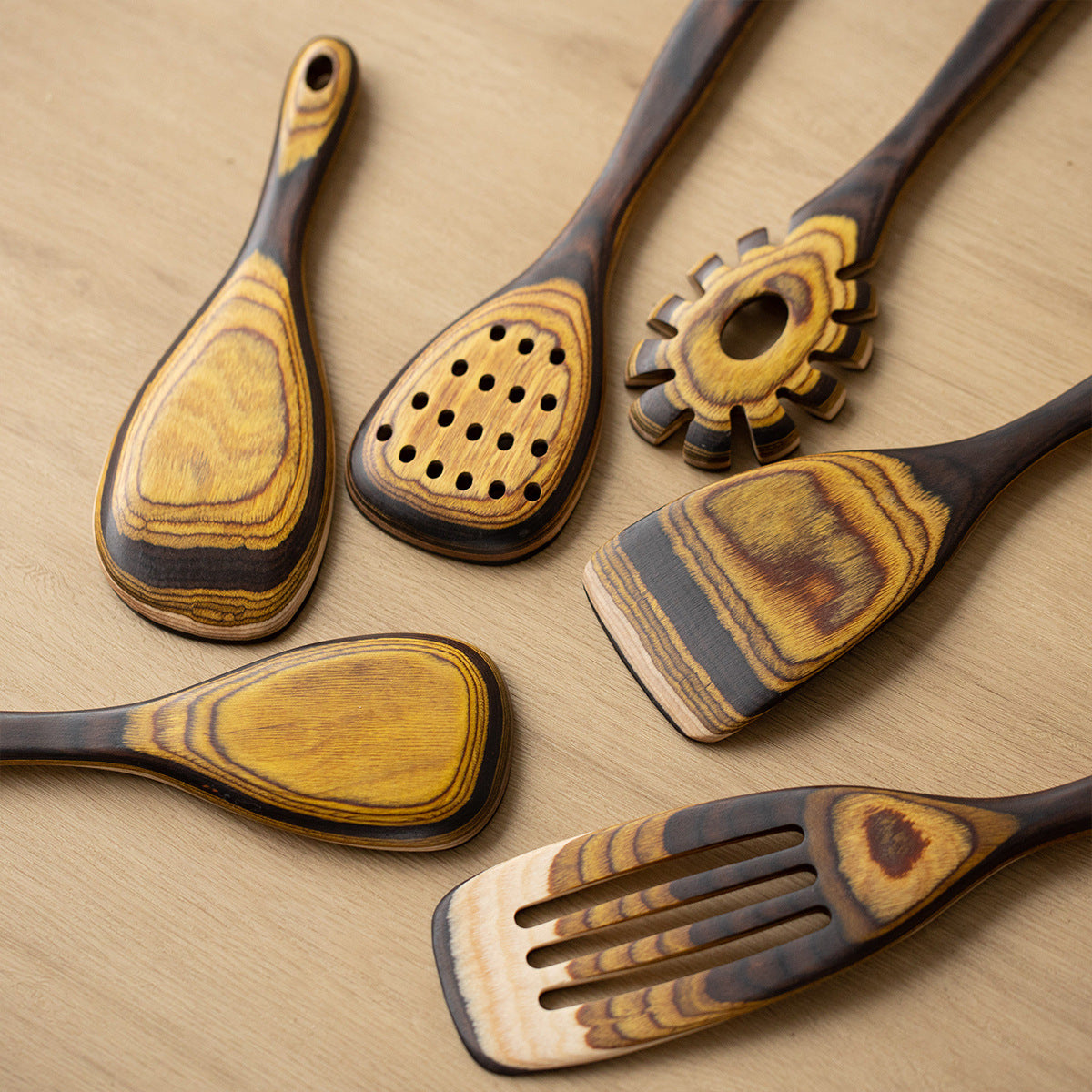 Ustensiles de cuisine en bois de couleur graduée