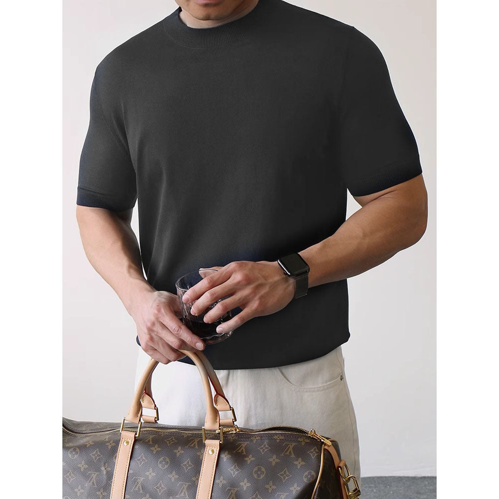 Costume de couleur unie avec un t-shirt en soie glacée d'été