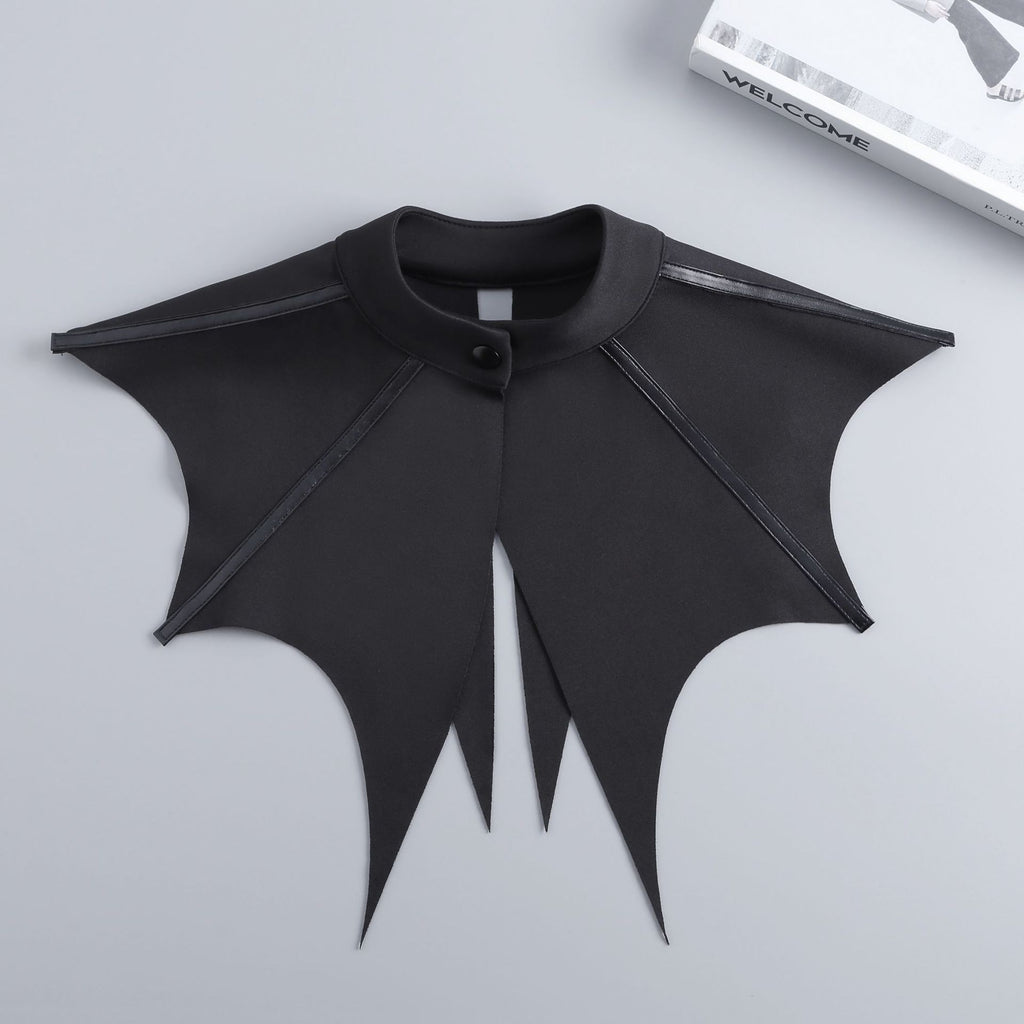 Châle en forme de chauve-souris correspondant au faux collier et à la sangle de détail aux menottes