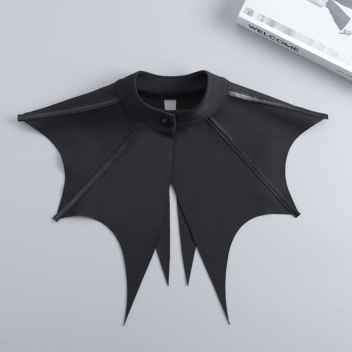 Châle en forme de chauve-souris correspondant au faux collier et à la sangle de détail aux menottes