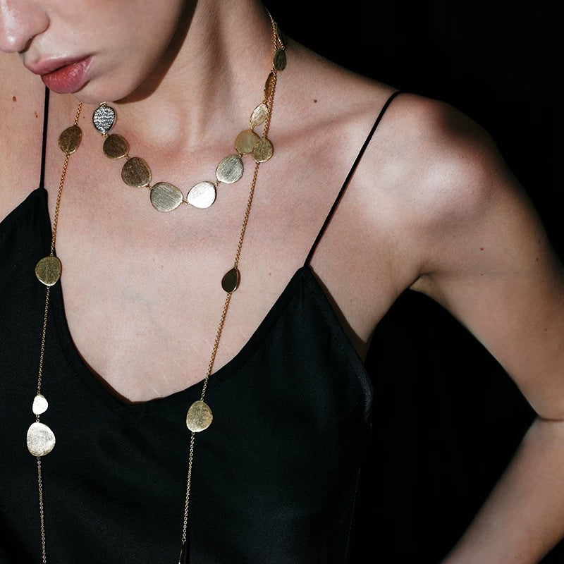 Collier long à dessin métallique plaqué or pour femmes