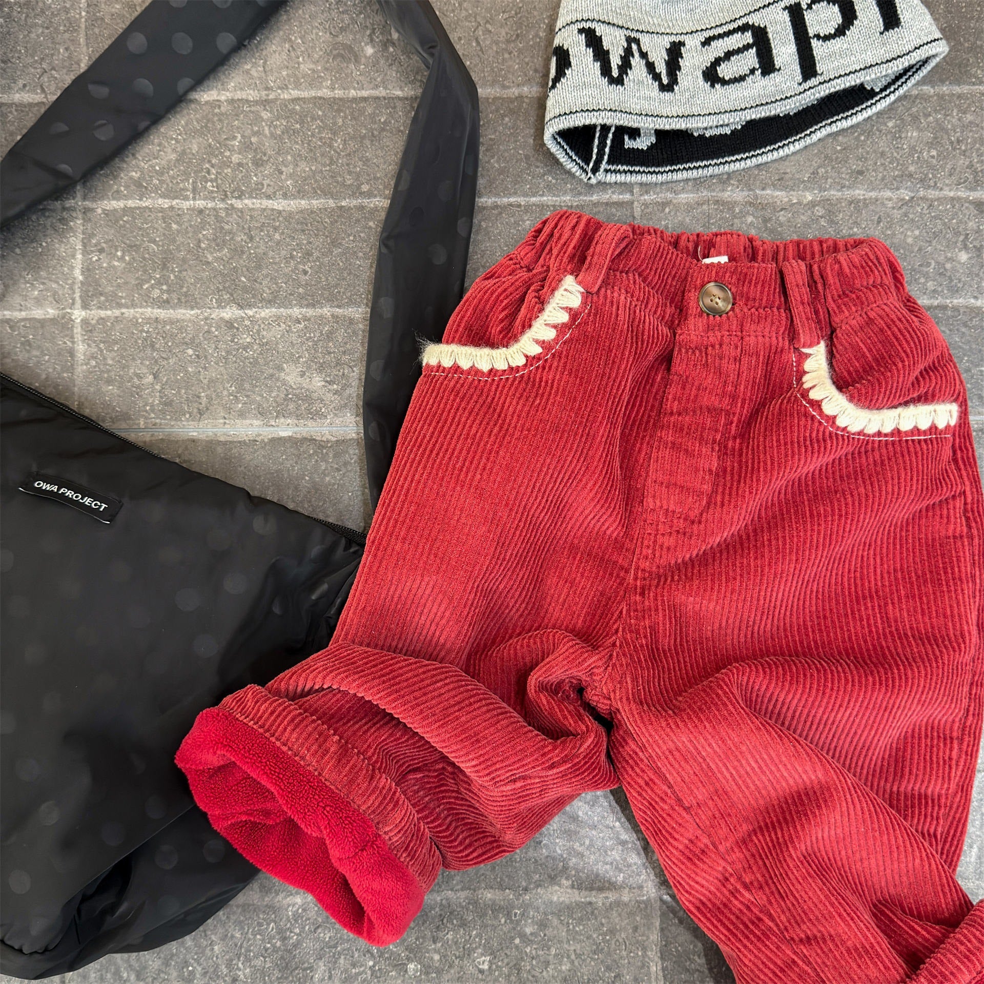 Pantalon velours côtelé bébé, coupe droite et bord en dentelle