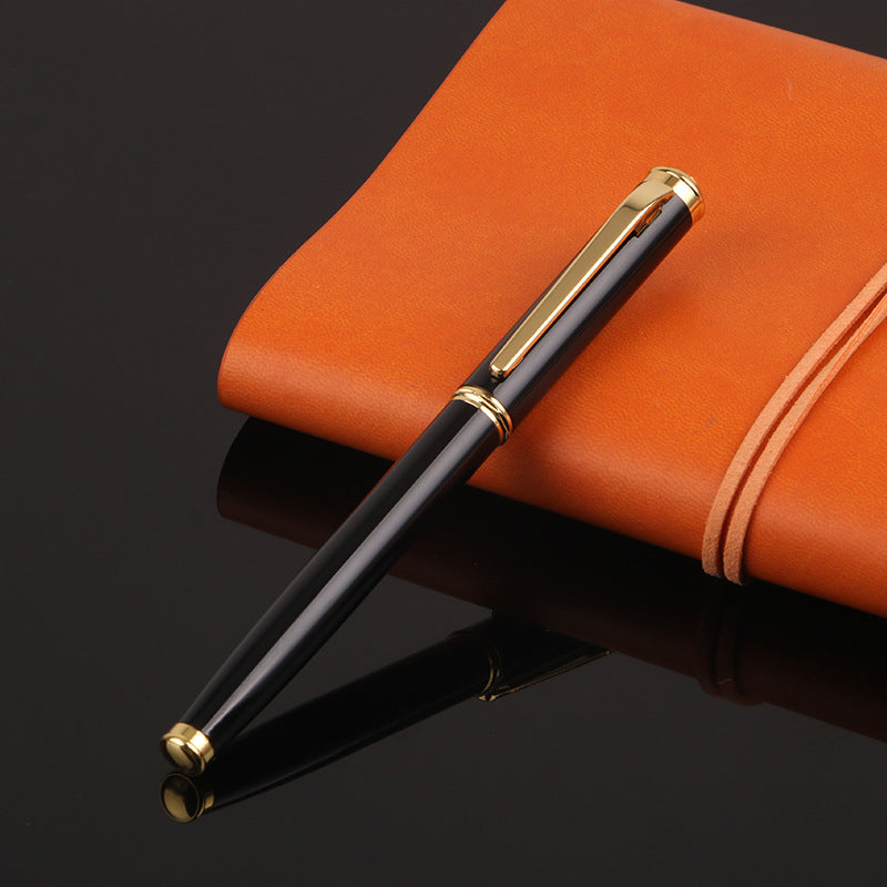 Les étudiants en bureau d'affaires pratiquent l'écriture stylo d'encre