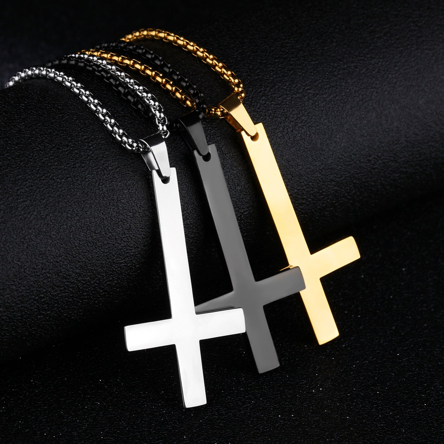 Collier de croix inversé en acier inoxydable pour homme