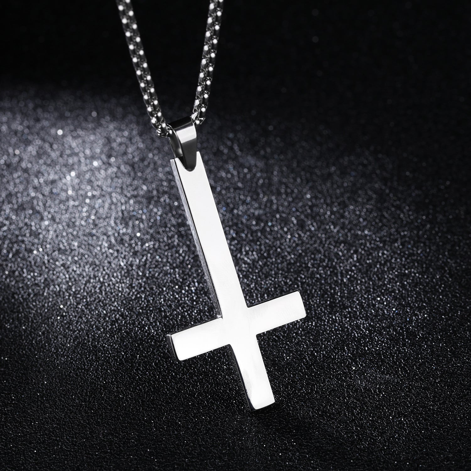 Collier de croix inversé en acier inoxydable pour homme