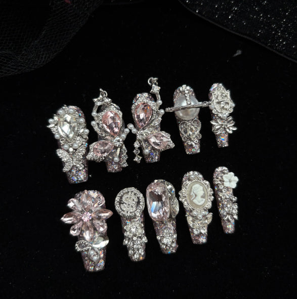 Les ongles de presse faits à la main en rose
