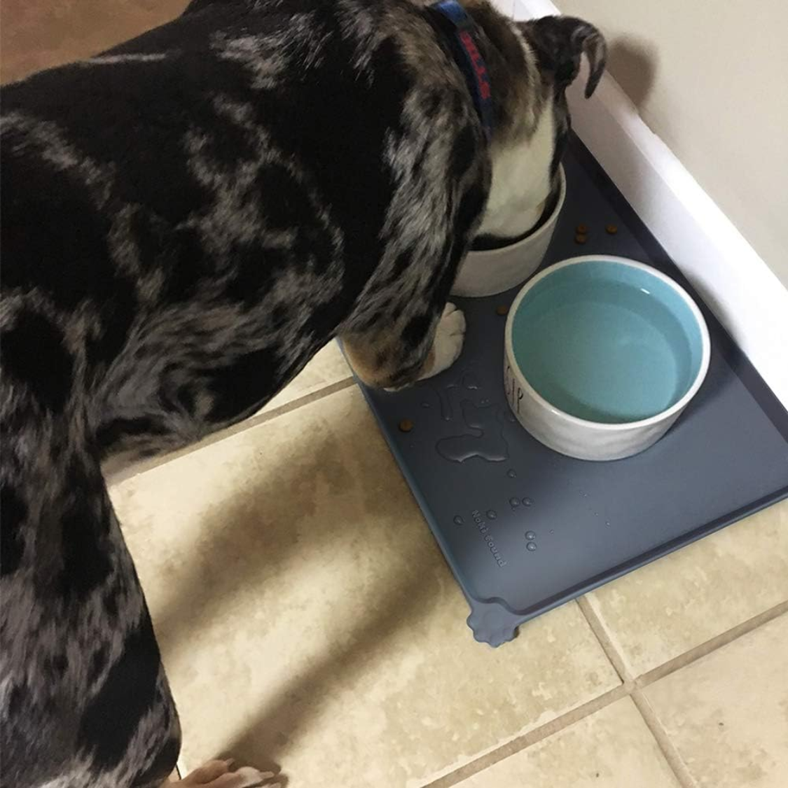 Waterproof feeding mat with raised edges, for dogs and cats