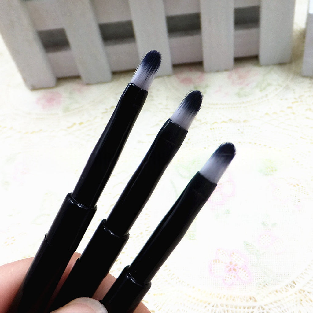 Brosse portable à lèvres et eyeliner avec un bouchon