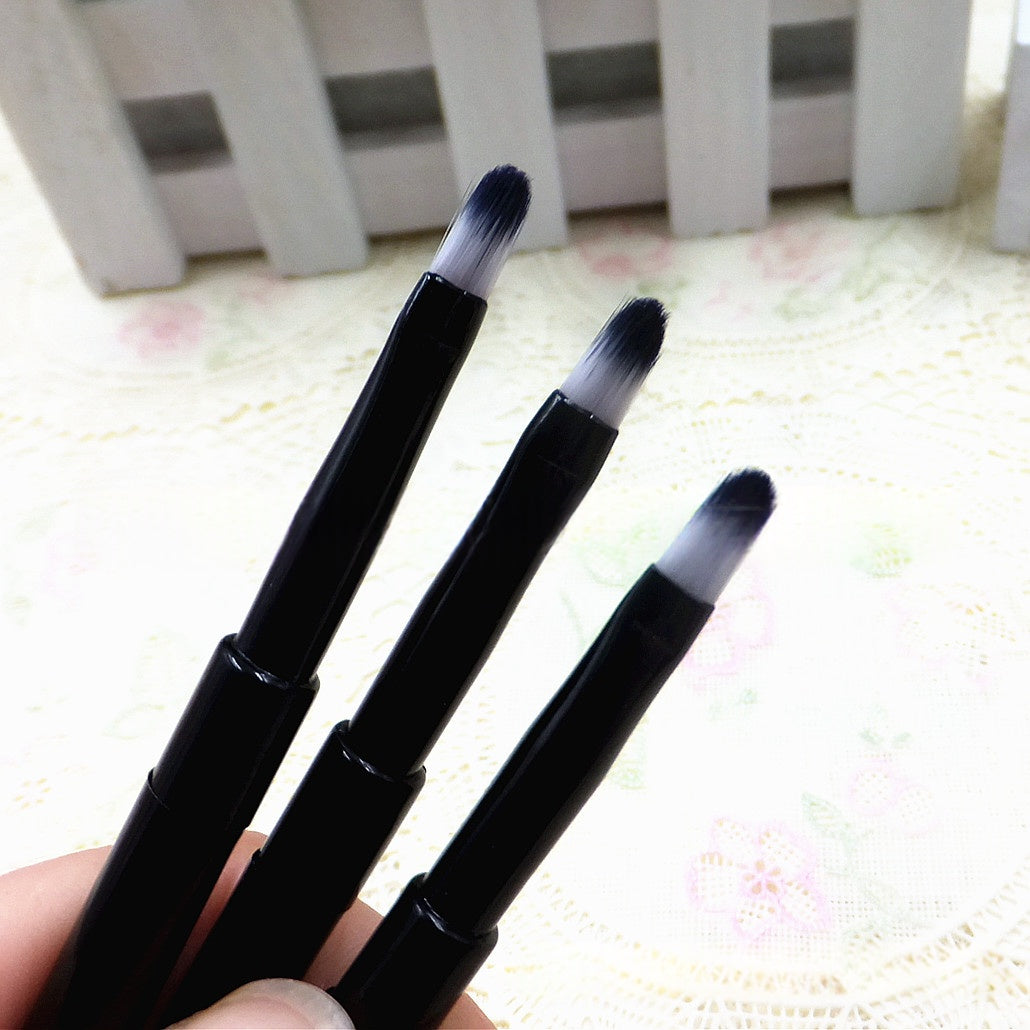 Brosse portable à lèvres et eyeliner avec un bouchon