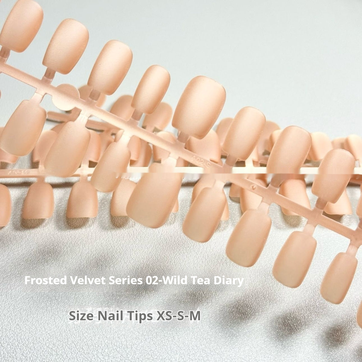 L'œil du chat en velours givré 01 Island Diary Aurora Nail Art