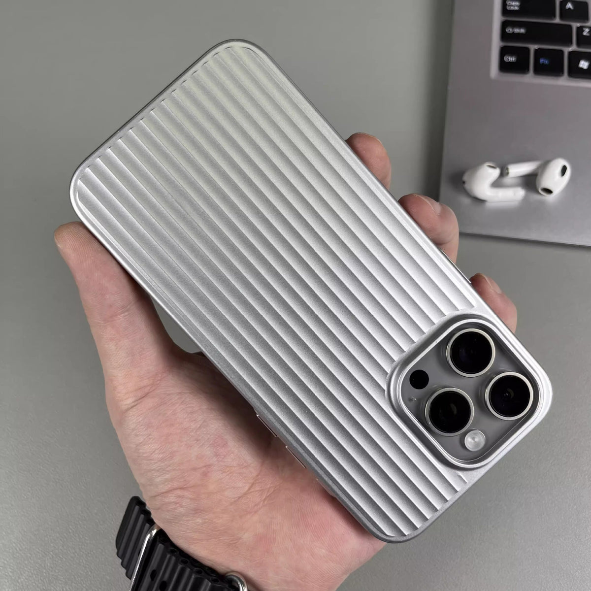Housse de téléphone en métal ondulé pour la peau sorbée