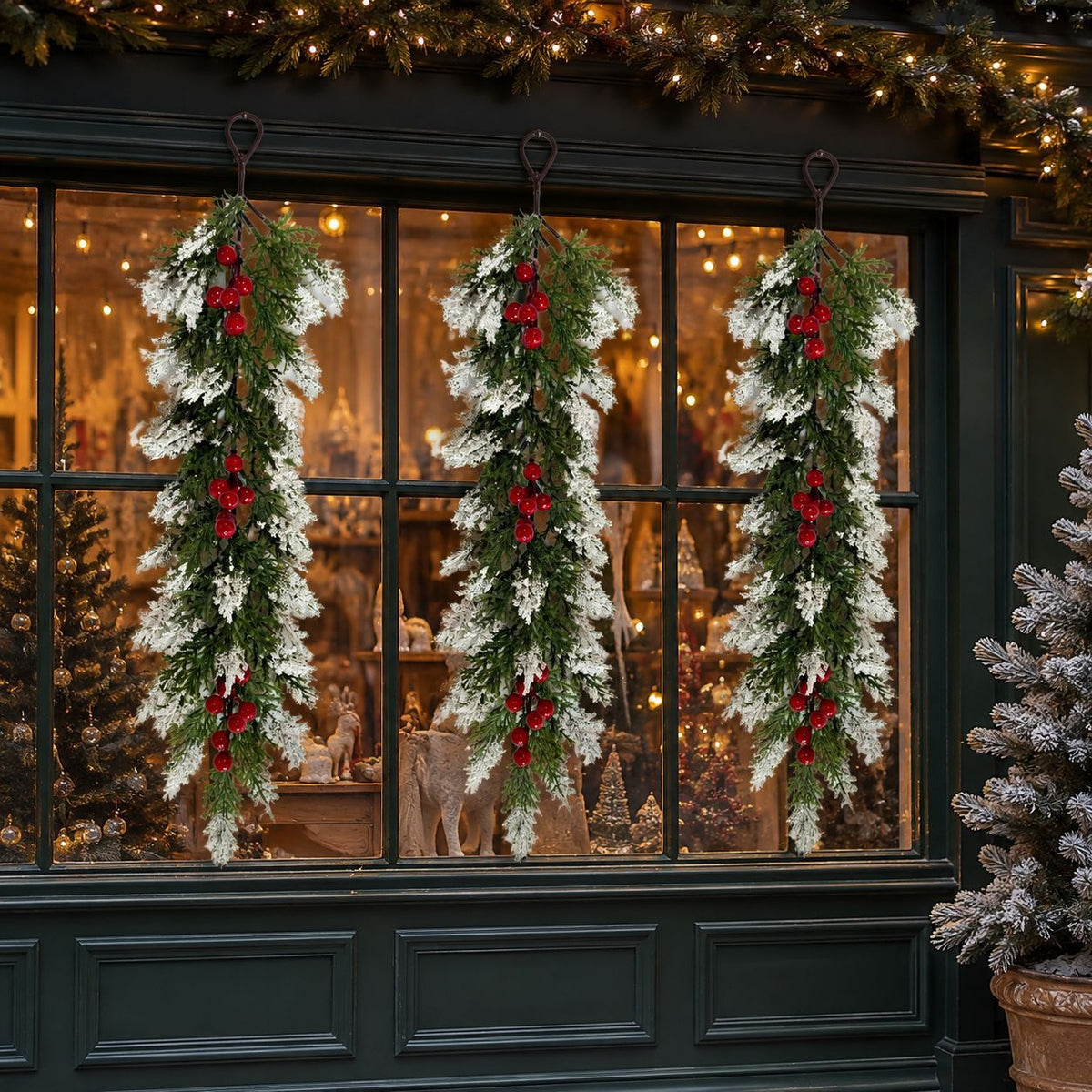 Pine de tour de neige artificielle de Noël avec des vignes de baies rouges