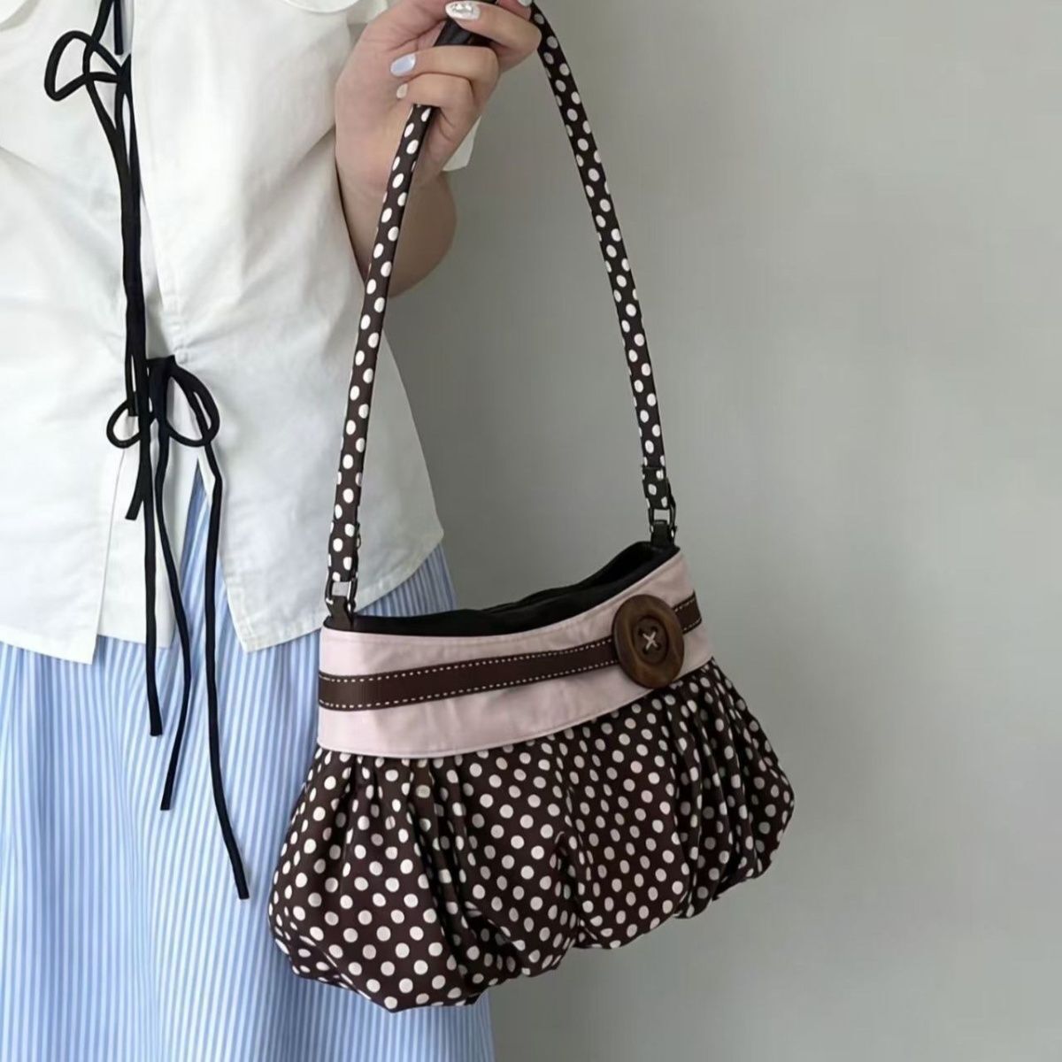 Sac sous-armure à bouton en bois Retro Polka-dot