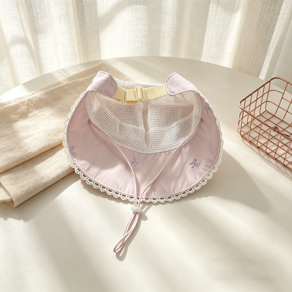 Bandeau de style Bow Tie pour enfants de couleur unie décoré avec broderie papillon. Lumière