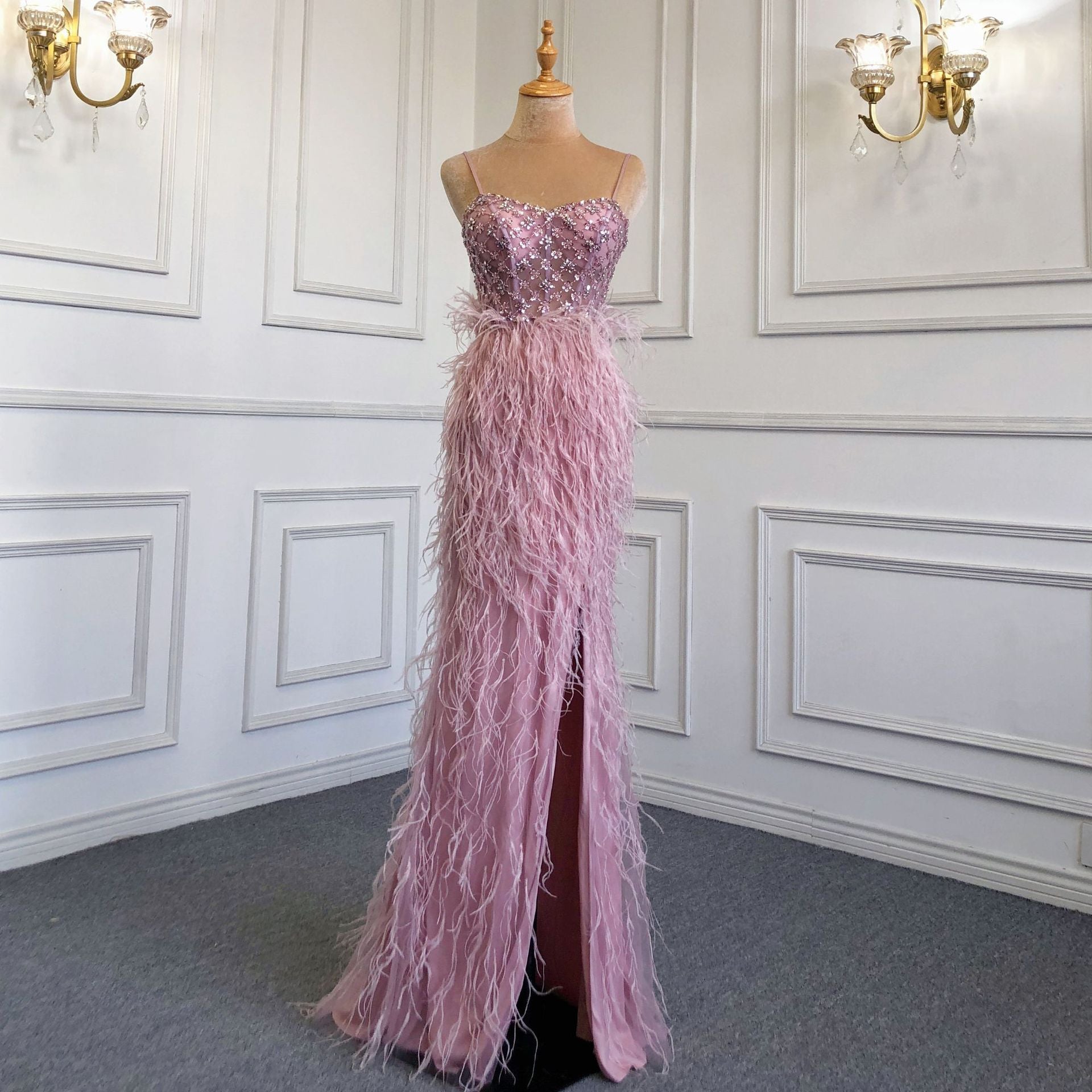 Robe de banquet annuelle de fête de l'hôte en plume de suspension