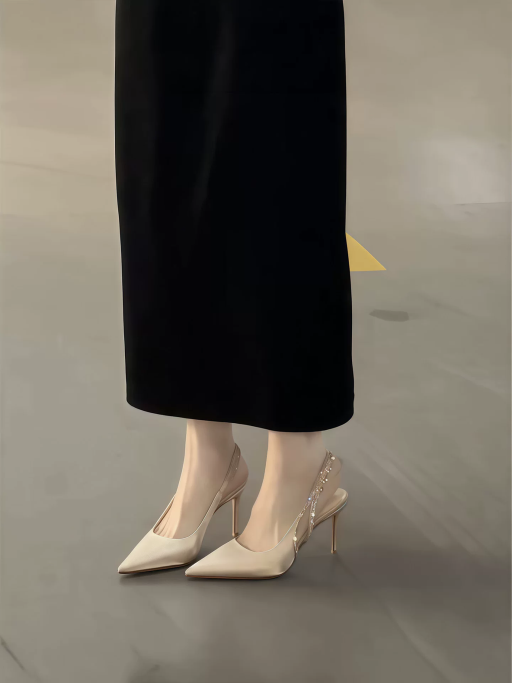 Les talons hauts pointus de l'épine de strass française pour femmes